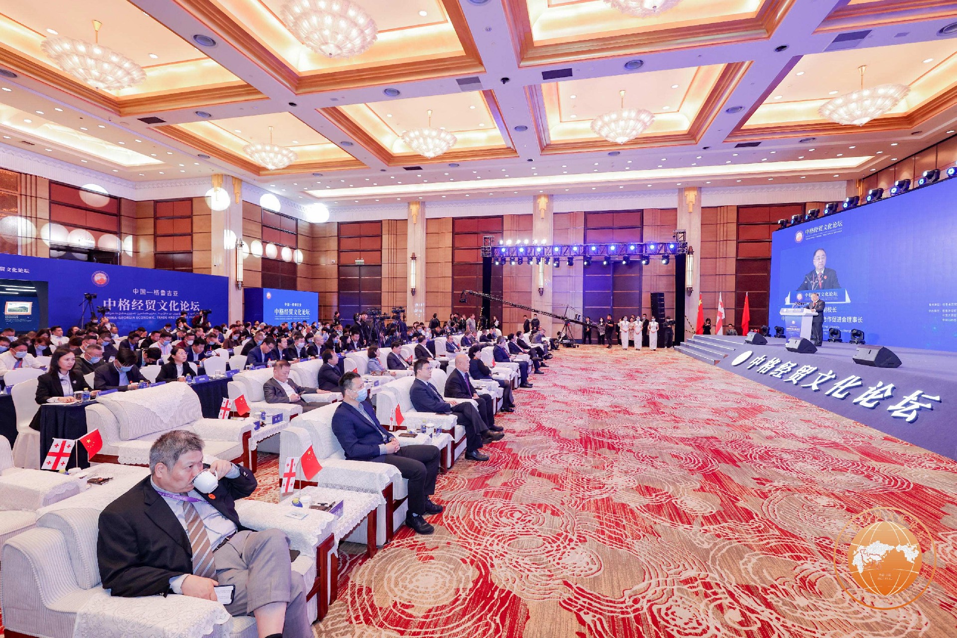 （图说：“传承千年 共话未来”中格经贸文化论坛 现场）