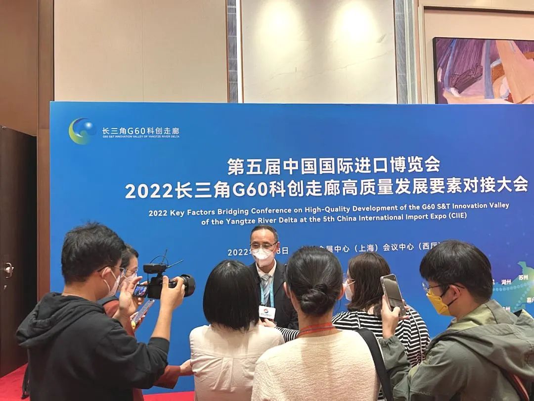 （图为美克生能源执行总裁苏浩在现场接受采访）